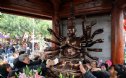 Dúi tiền lẻ vào tay Phật: Văn hóa người Việt ở đâu?
