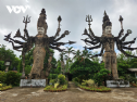 Khám phá công viên tượng Phật kỳ bí bên bờ sông Mekong