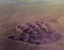 Trung Hoa: Tạo hình bàn tay Phật khổng lồ giữa cánh đồng