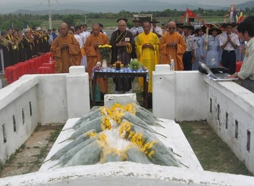 tưởng niệm trước ngôi mộ Thánh tử đạo Thích Nguyên Hương