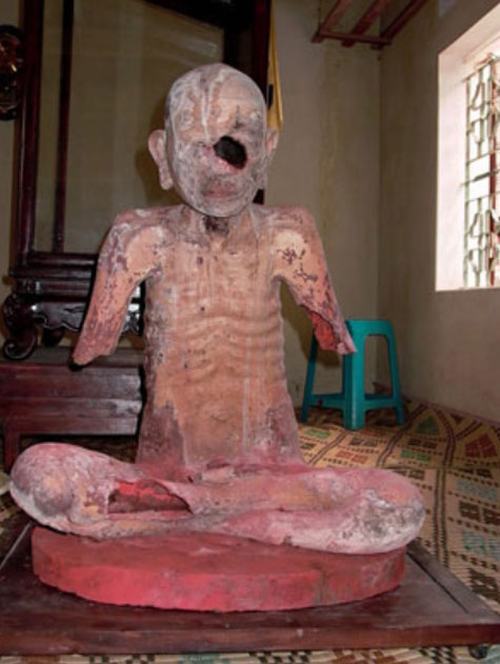 Những trường hợp xác ướp trong tượng ở Việt Nam - 4
