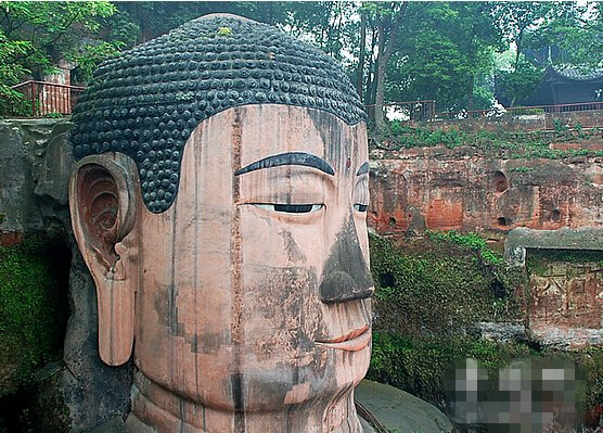 The tear marks on the Buddha statue's face cannot be removed. (Image: NTDTV.com)