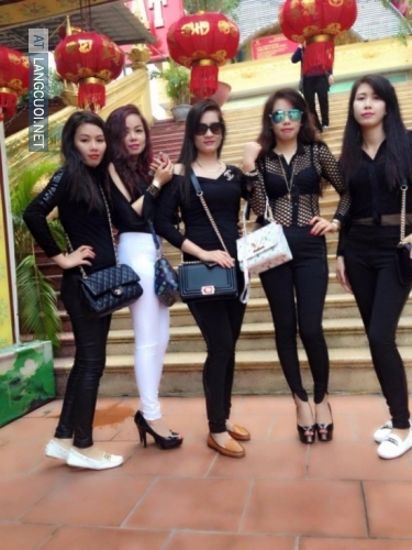 Sốc với trào lưu mặc váy mát mẻ đi chùa của thiếu nữ Việt