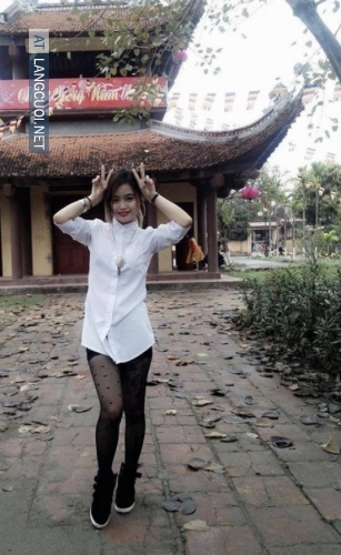Sốc với trào lưu mặc váy mát mẻ đi chùa của thiếu nữ Việt