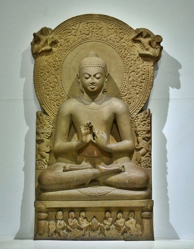 Tay Phật Thích Ca trong tượng này đang làm ấn chuyển pháp luân, tức là tay trái hướng vào thân, tay mặt hướng ra; trong mỗi tay, ngón trỏ và ngón cái chạm nhau thành vòng tròn, hai vòng tròn đó chạm nhau.