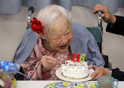 Cụ bà Misao Okawa, được công nhận là người cao tuổi nhất thế giới năm 2013, qua đời ở tuổi 117. Cụ từng chia sẻ thói quen ăn uống khoa học, ngủ đủ giấc và biết cách thư giãn chính là bí mật cho tuổi thọ của mình. Ảnh: nbcnews