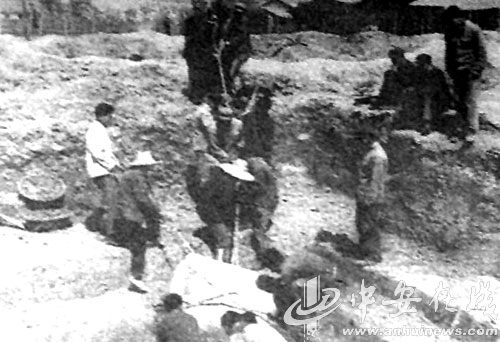 Hiện trường khai quật khu mộ Bao Công vào năm 1973. (Ảnh tư liệu của tác giả)