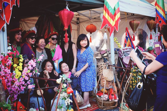 Một số người gốc Việt ở Úc chụp hình bên gian hàng hoa tại lễ hội Tết. Ảnh: SBS Vietnamese