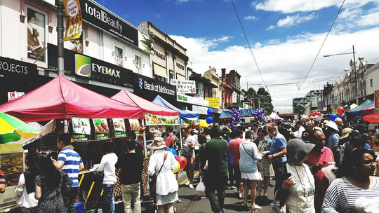 Hội chợ Tết ở Footscray với nhiều gian hàng ẩm thực và giải trí thu hút hàng ngàn khách tham quan.Ảnh: SBS Vietnamese