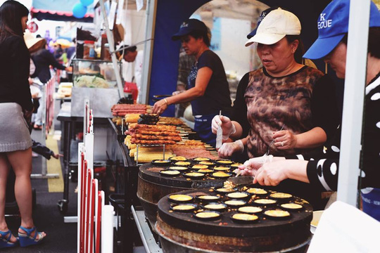 Những món ăn đậm chất Việt dễ dàng được bắt gặp tại hội chợ Footscray. Ảnh: SBS Vietnamese