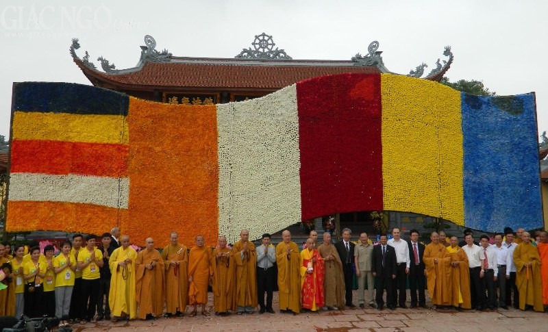 Lá cờ Phật giáo bằng hoa tươi