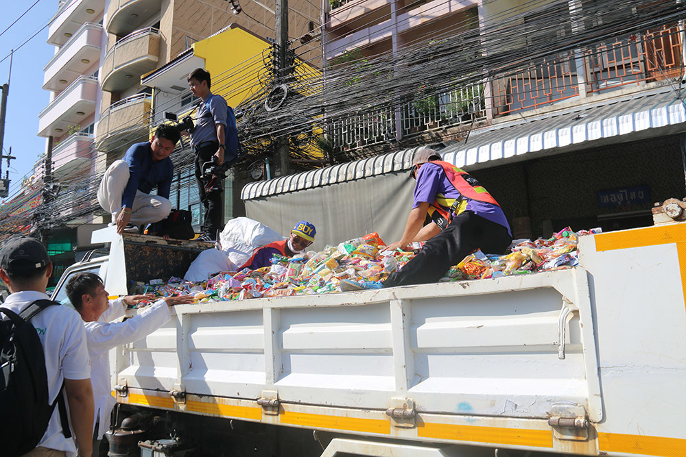 Xe tải chở đầy bánh kẹo cúng dường cho 500 nhà sư đi khất thực xuyên biên giới