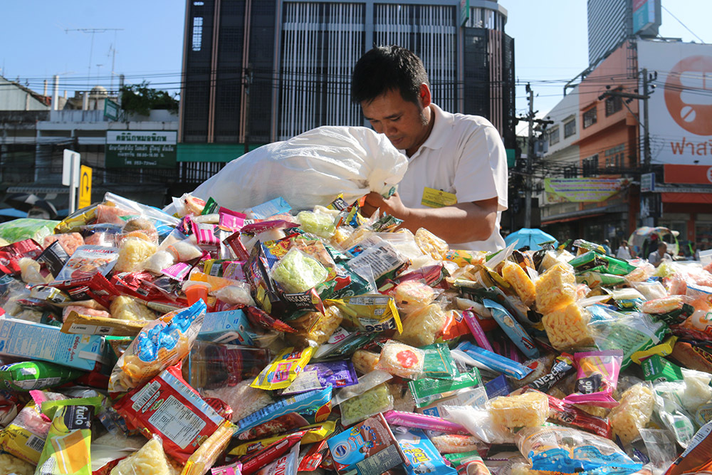 Xe tải chở đầy bánh kẹo cúng dường cho 500 nhà sư đi khất thực xuyên biên giới