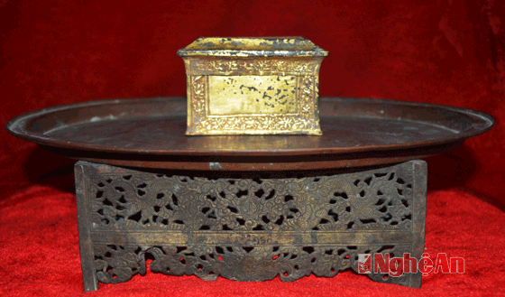 Trong quá trình khai quật di chỉ Tháp Nhạn (xã Hồng Long, huyện Nam Đàn), các nhà khảo cổ học phát hiện được Xá lị Đức Phật Thích ca. Vật báu này hiện đang được lưu giữ tại Bảo tàng Nghệ An.