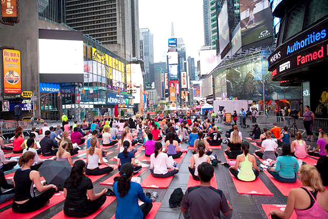 Thế Giới Hưởng Ứng Ngày Yoga Quốc Tế Đầu Tiên