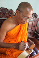Người cuối cùng viết chữ Khmer cổ trên lá buông