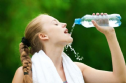 Những thói quen uống nước có hại cho sức khỏe