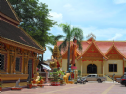 Thăm viếng chùa ở Lào