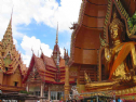 Thái Lan: Dùng tiền mặt và Iphone 6 để thu hút giới trẻ đến chùa