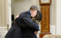 Obama ôm y tá gốc Việt là khoảnh khắc ấn tượng 2014 của Mỹ