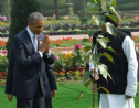 Tổng Thống OBAMA tưới cây Bồ Đề trong chuyến thăm Ấn Độ