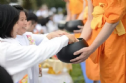 Anh quốc: Tổ Chức  Wat Phra Dahmmakaya thu nhận thức ăn giúp cho những người vô gia cư