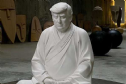 Bức tượng cựu TT Trump trong trang phục Phật giáo được rao bán ở Trung Hoa