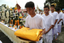 Đội bóng Thái Lan xuống tóc, lên chùa tu tập 9 ngày