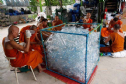 Một ngôi chùa Thái Lan may y từ chai nhựa tái chế