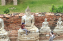 Thái Lan: Bị dư luận lên án vì ngồi trên tượng Phật chụp hình