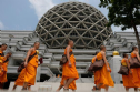 Thái Lan: Tướng Prayut nâng quyền kiểm soát chùa Dhammakaya