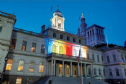 Tòa Thị chính New York được chiếu sáng màu cờ Phật giáo nhân dịp Vesak