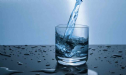 Vì sao nên uống nước ấm thay vì nước đá?