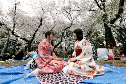 003-kimono-clad-women-enjoy-ch-1432-1149