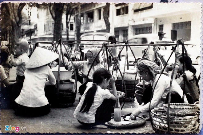 Sài Gòn xưa cũng có những khu phố tập hàng các loại gánh hàng rong để người dân và khách thuận tiện ăn uống. Vào buổi sáng khu phố rất náo nhiệt thu hút cả người tây dương. 