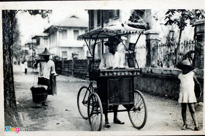 Hình ảnh khá thú vị về một xe bán kem của người Hoa Sài Gòn những năm đầu TK 20. Kem được giữ lạnh bằng đá lạnh xếp xung quanh, sát thùng là một lớp xốp mỏng để giữ đá lâu tan. Người bán sẽ “thu hút” khách bằng một cái chuông nhỏ gắn sát tay lái bên phải.