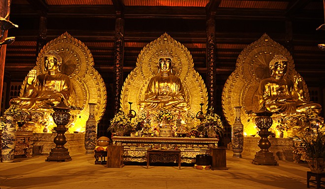 Quần thể chùa Bái Đính gồm một khu chùa cổ và một khu chùa mới được xây dựng từ năm 2003. Kiến trúc chùa mới hoành tráng, đồ sộ nhưng mang đậm bản sắc truyền thống phù hợp với tâm lý hiếu kỳ, tò mò của người Việt Nam thời nay.  Trong ảnh là có tượng Phật Thích Ca bằng đồng dát vàng lớn nhất . Ảnh 