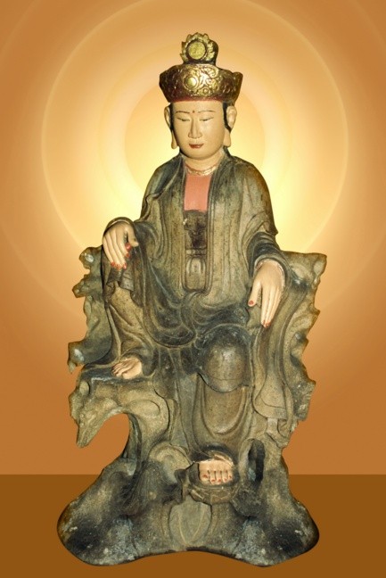 Chùa có pho tượng Bồ tát Quán Thế Âm trong động Hương Tích bằng đá xanh liền khối, cao 1,12m, được tạc vào thời Tây Sơn, nổi tiếng linh thiêng.
