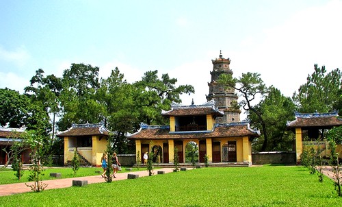 Chùa Thiên Mụ giữ hai kỷ lục Việt Nam, là ngôi chùa có tấm bia thời Lê Trung Hưng lớn nhất; Tháp chùa Thiên Mụ- Tháp bát giác cổ cao nhất. Ảnh dulichhue