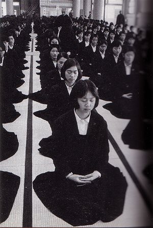 Một Trường Nữ Trung học Nhật bản đang thực tập ngồi thiền,