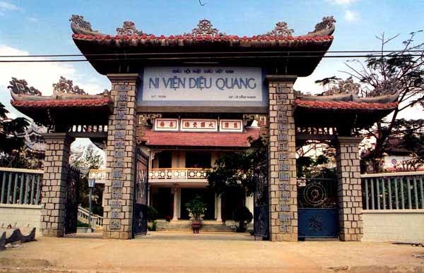 Cổng Tam quan Ni viện Diệu Quang 