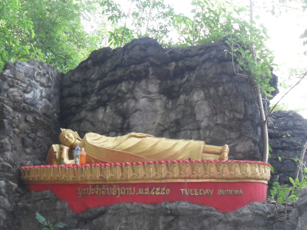 Đầu năm viếng cảnh chùa ở Lào 6