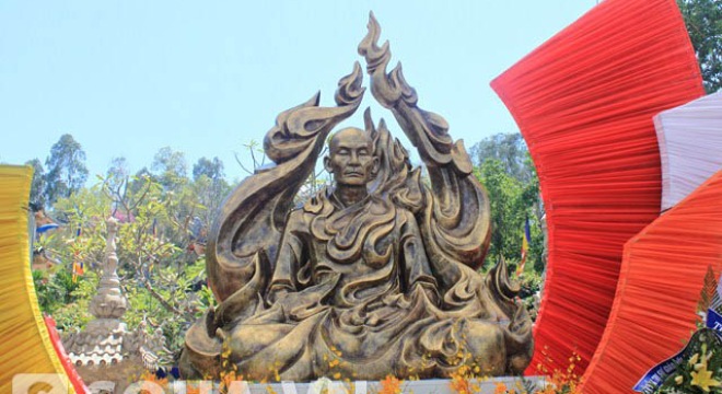 Tượng đài Hoà thượng Thích Quảng Đức tại chùa Long Sơn, Nha Trang