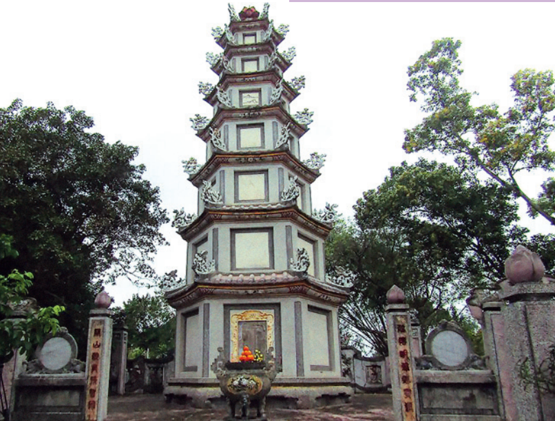 Tháp mộ lớn nhất tại chùa Chúc Thánh, nơi chứa nhục thể của Tổ sư Minh Hải.