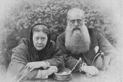 Đại tá Henry Steel Olcott. Với bà Helena Petrova Blavatsky sau khi trở thành Phật tử