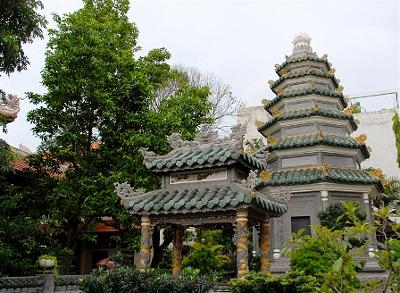 Bảo Tháp Ôn Minh Châu tại Viện Phật Học