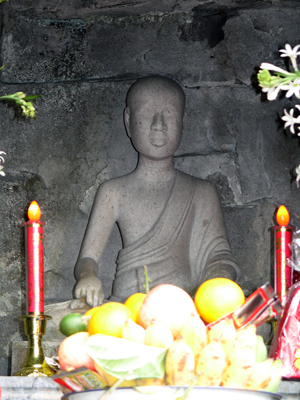 Tượng Phật hoàng Trần Nhật Tông tại tháp Huệ Quang Yên Tử