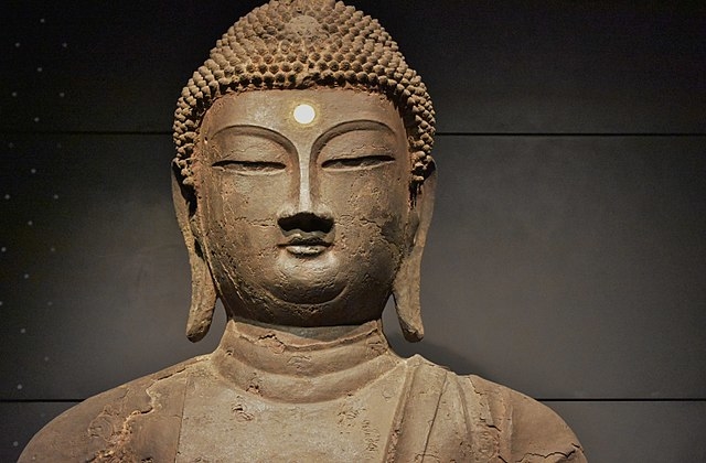 Trong việc tạc tượng của Phật giáo, tướng bạch hào mặc dù trông đơn giản, nhưng trên thực tế lại không thể tùy ý làm.
