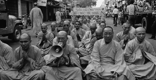 Với những hình ảnh Phật tử Việt nam bị đàn áp, bắt bớ, tù đày, vu khống bởi chính quyền Ngô Đình Diệm được đăng tải vào trang nhất của hầu hết các báo khắp thế giới, tổ chức Liên Hiệp Quốc đã không thể làm ngơ. Ảnh: Nghiên cứu quan hệ quốc tế.