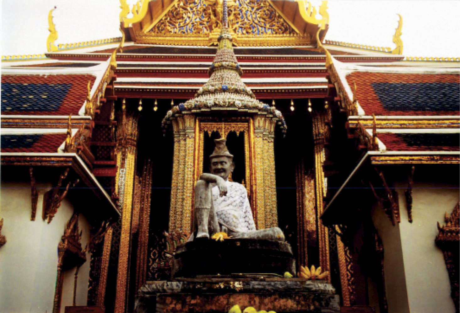 Tượng Jīvaka tại ngôi đền quốc gia Thái Lan (Wat Phra Kaew). (Ảnh: Dr. Salguero)